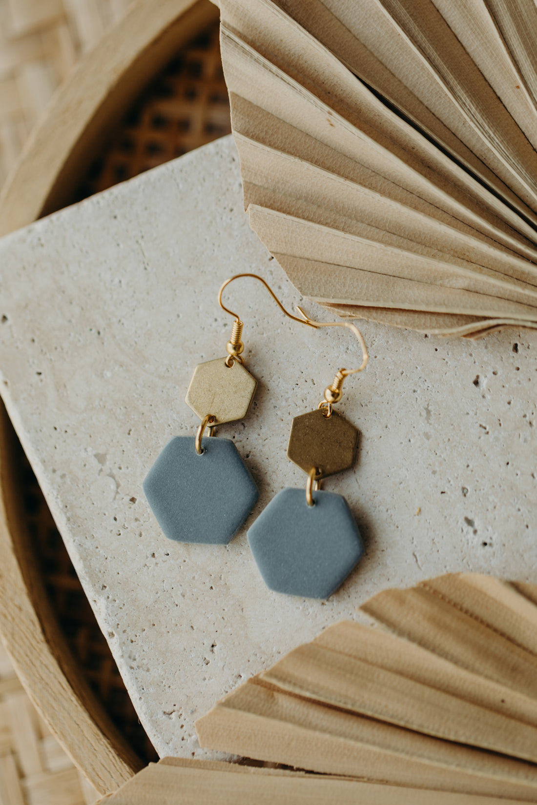 IRINA - sechseckige Polymer Ton Ohrringe mit Messinganhänger in Rauchblau