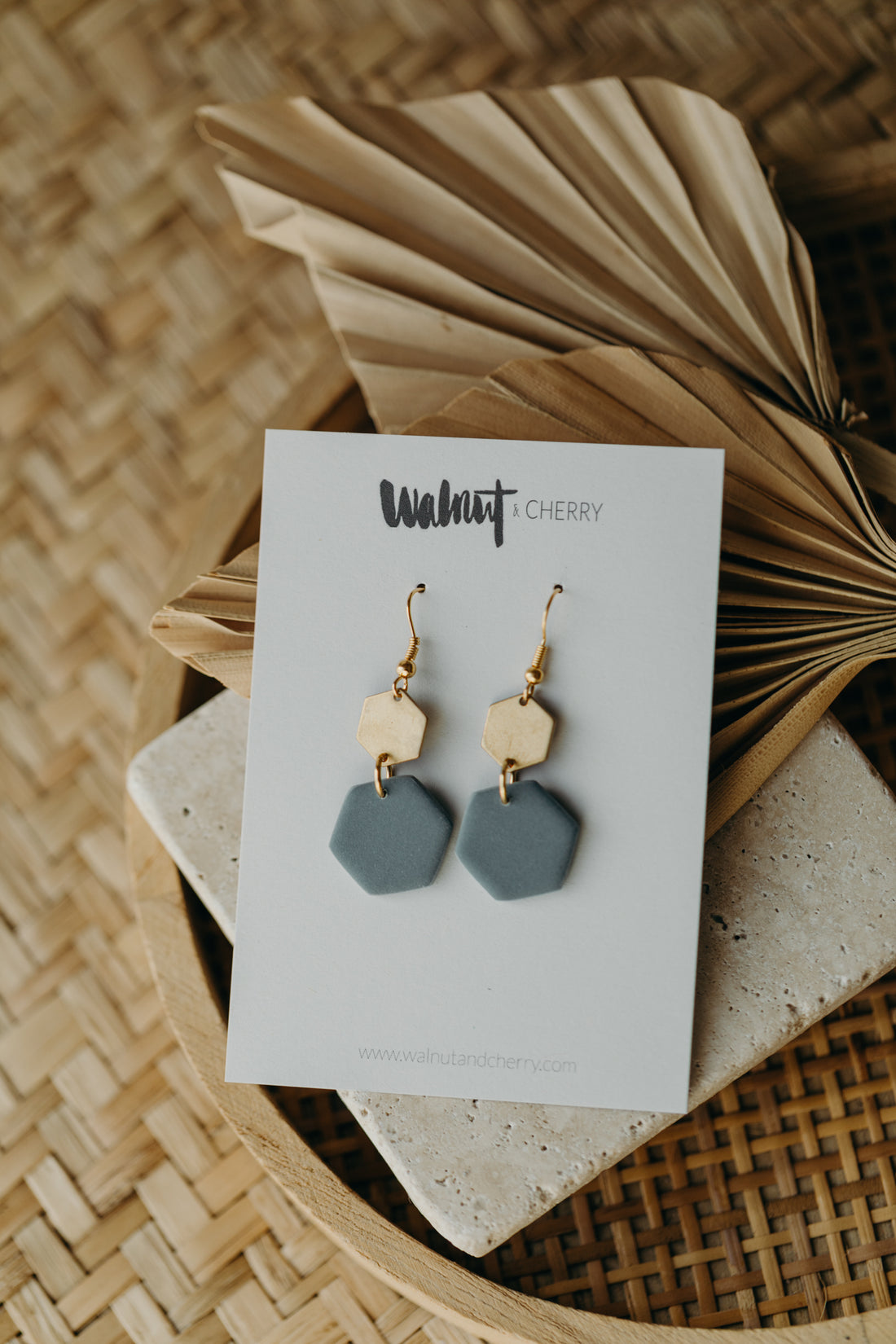 IRINA - sechseckige Polymer Ton Ohrringe mit Messinganhänger in Rauchblau