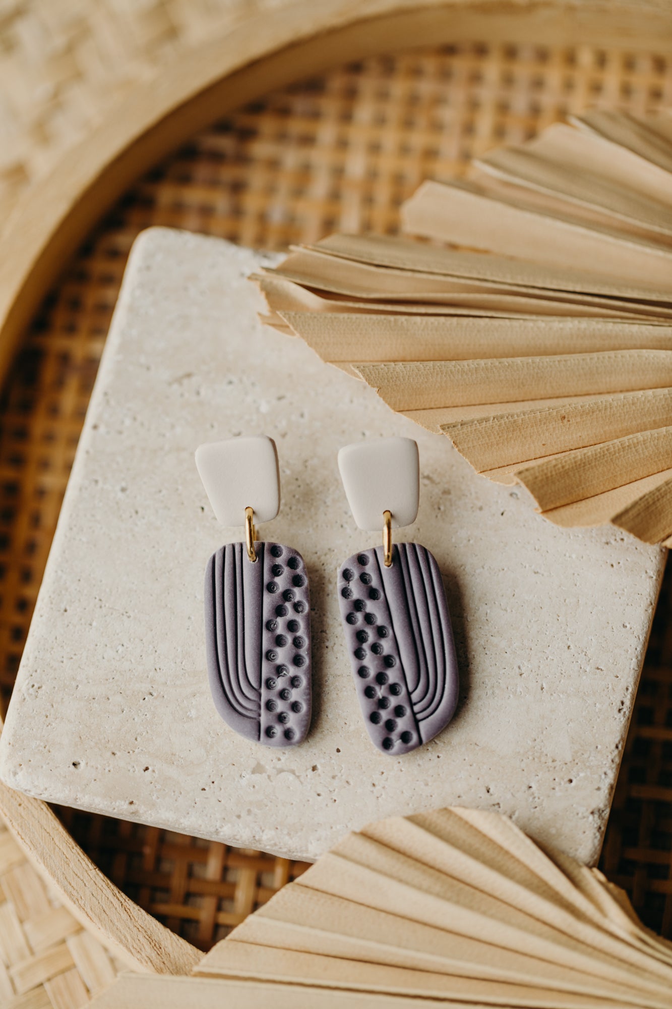 ISELA - zweifarbige Boho Ohrringe vanille-lavendel