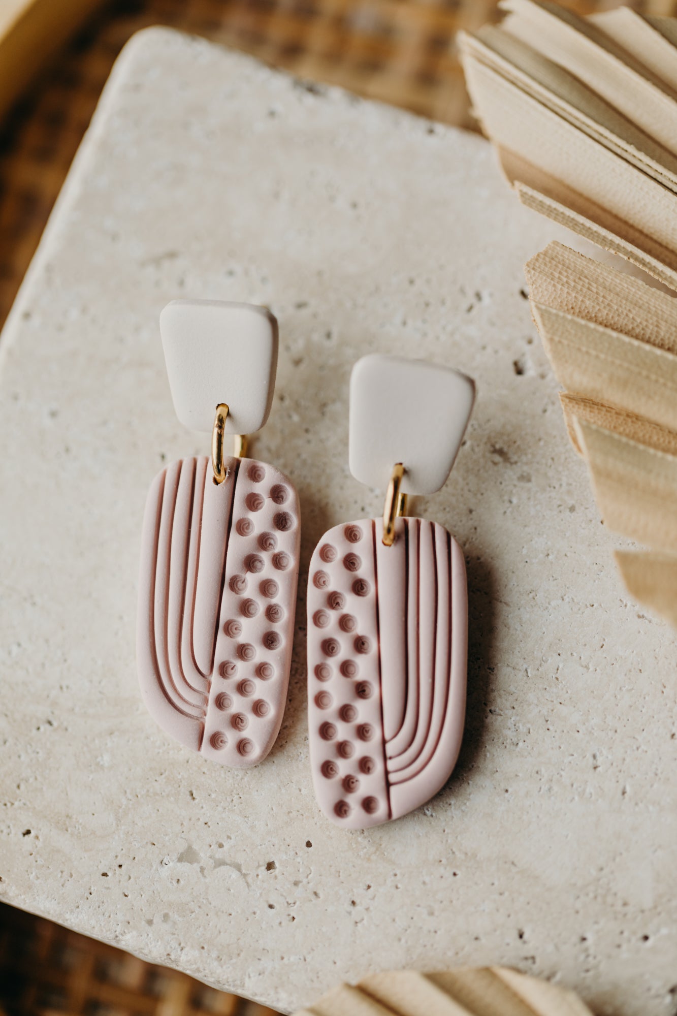 ISELA - zweifarbige Boho Ohrringe vanille-rosa