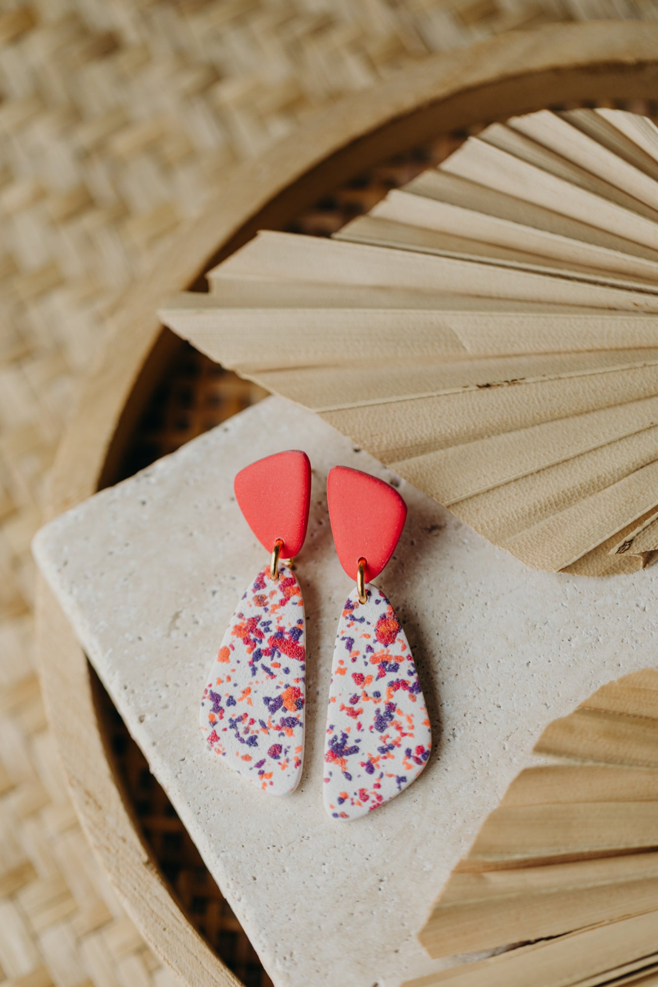 JETTE - bunte längliche Ohrringe aus Polymer Ton mit Konfettimuster - Himbeere