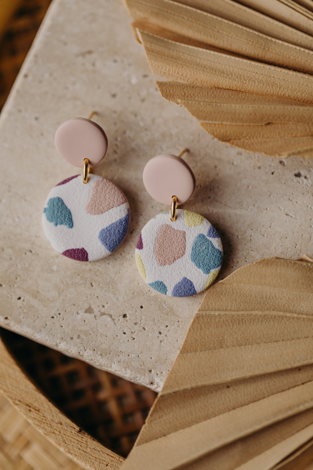 JORA - bunte runde Ohrringe aus Polymer Ton (Rosa)