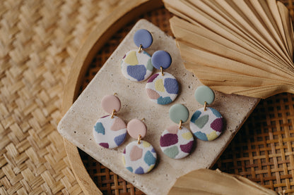 JORA - bunte runde Ohrringe aus Polymer Ton (Salbei)