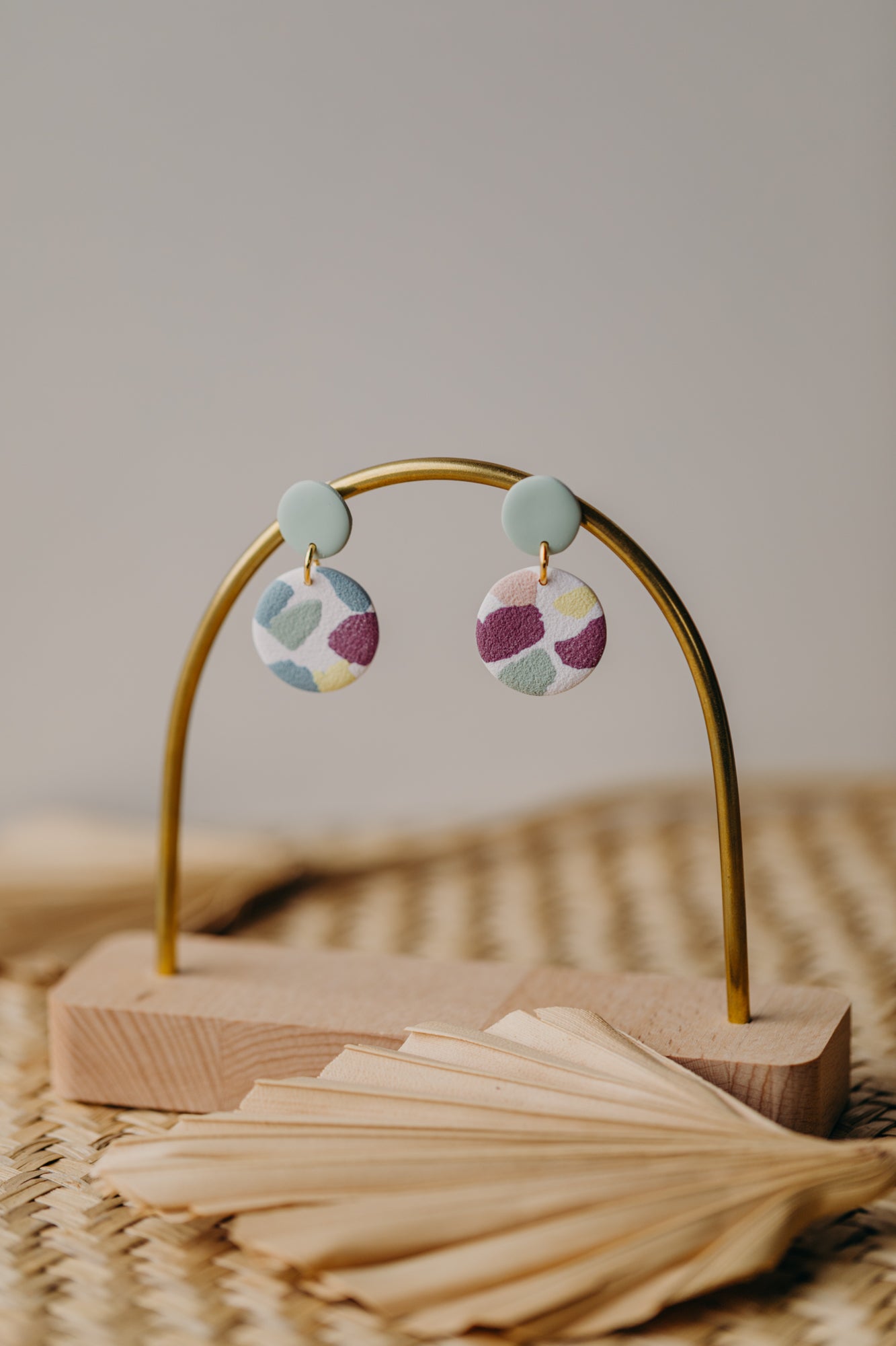 JORA - bunte runde Ohrringe aus Polymer Ton (Salbei)