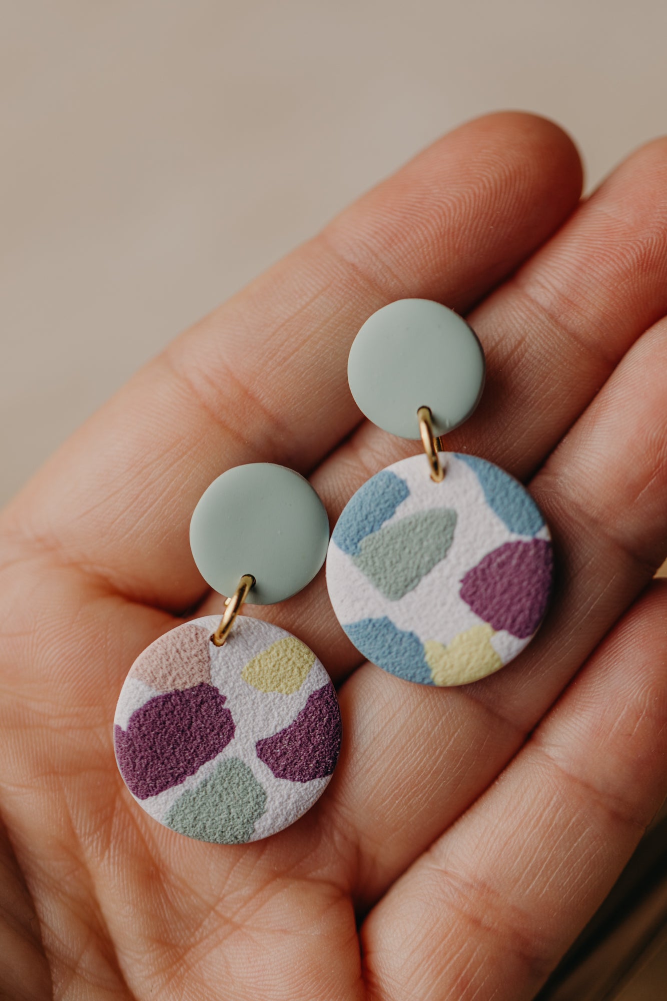 JORA - bunte runde Ohrringe aus Polymer Ton (Salbei)