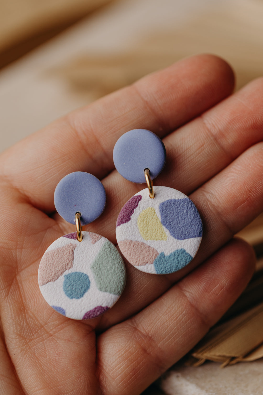 JORA - bunte runde Ohrringe aus Polymer Ton (Distelblau)