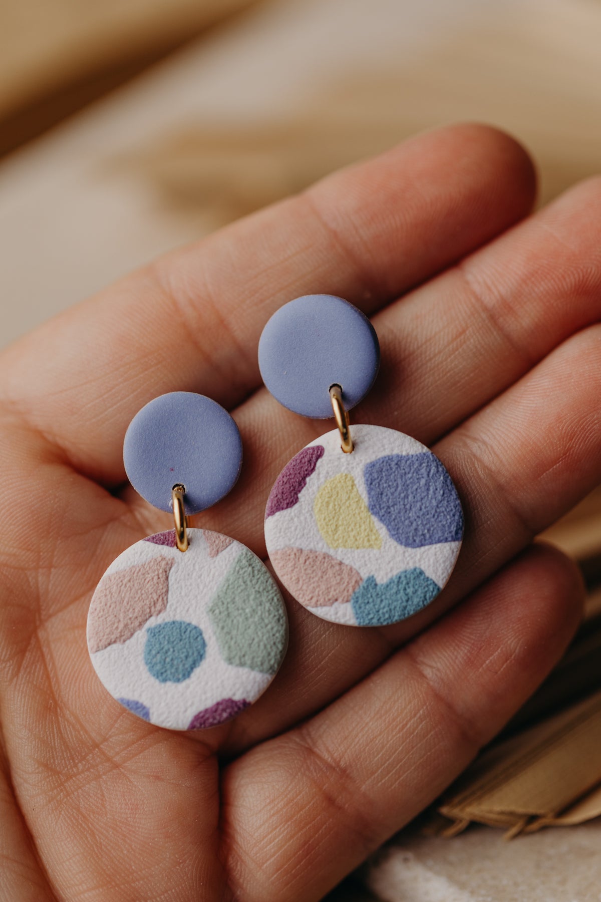JORA - bunte runde Ohrringe aus Polymer Ton (Distelblau)