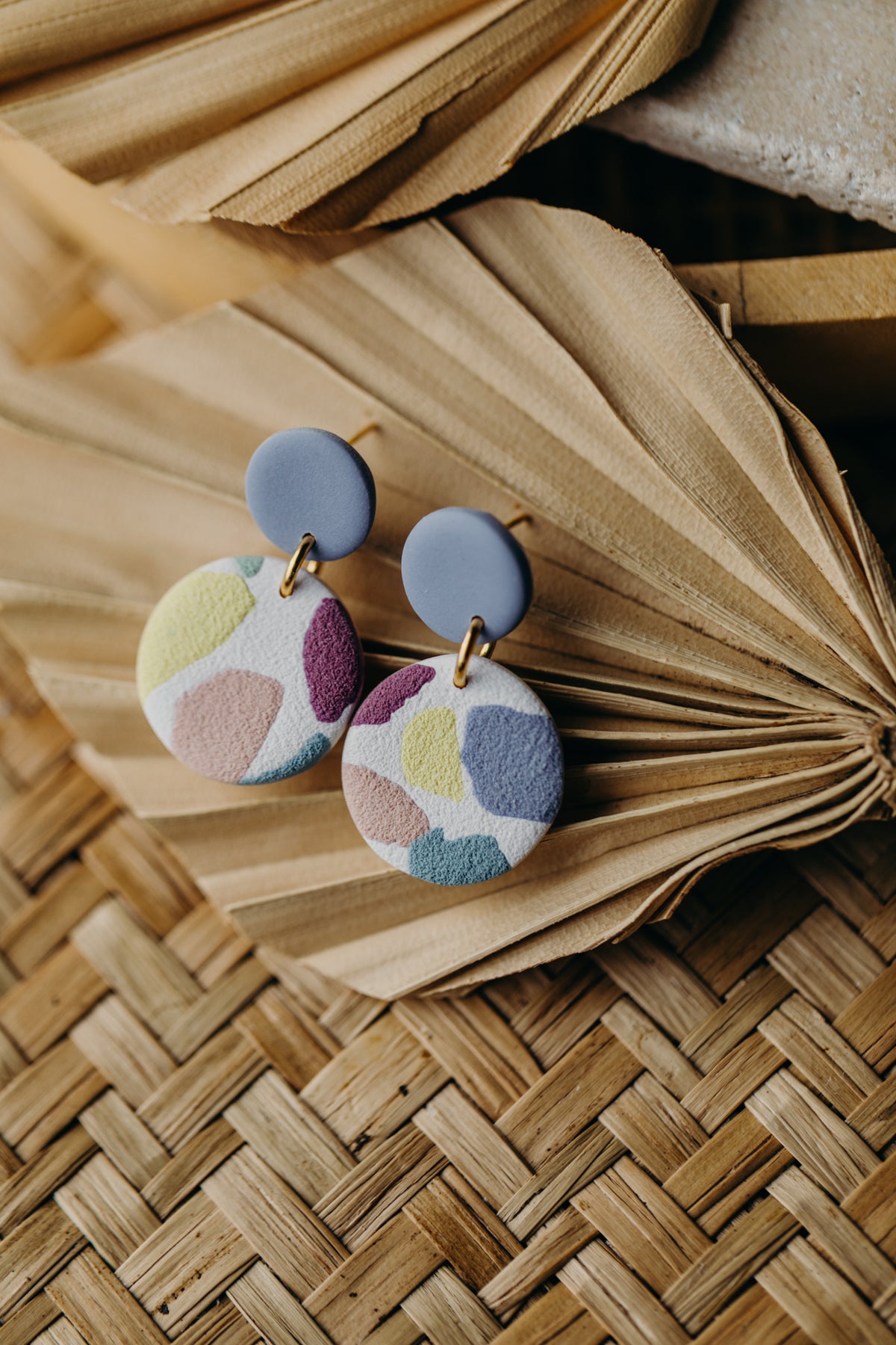 JORA - bunte runde Ohrringe aus Polymer Ton (Distelblau)