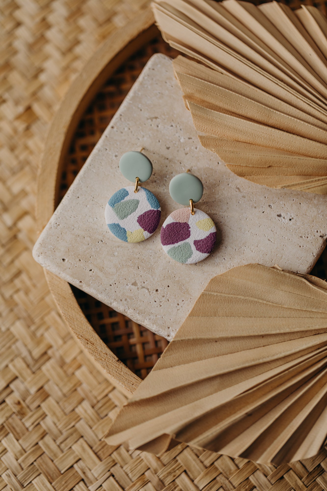 JORA - bunte runde Ohrringe aus Polymer Ton (Salbei)