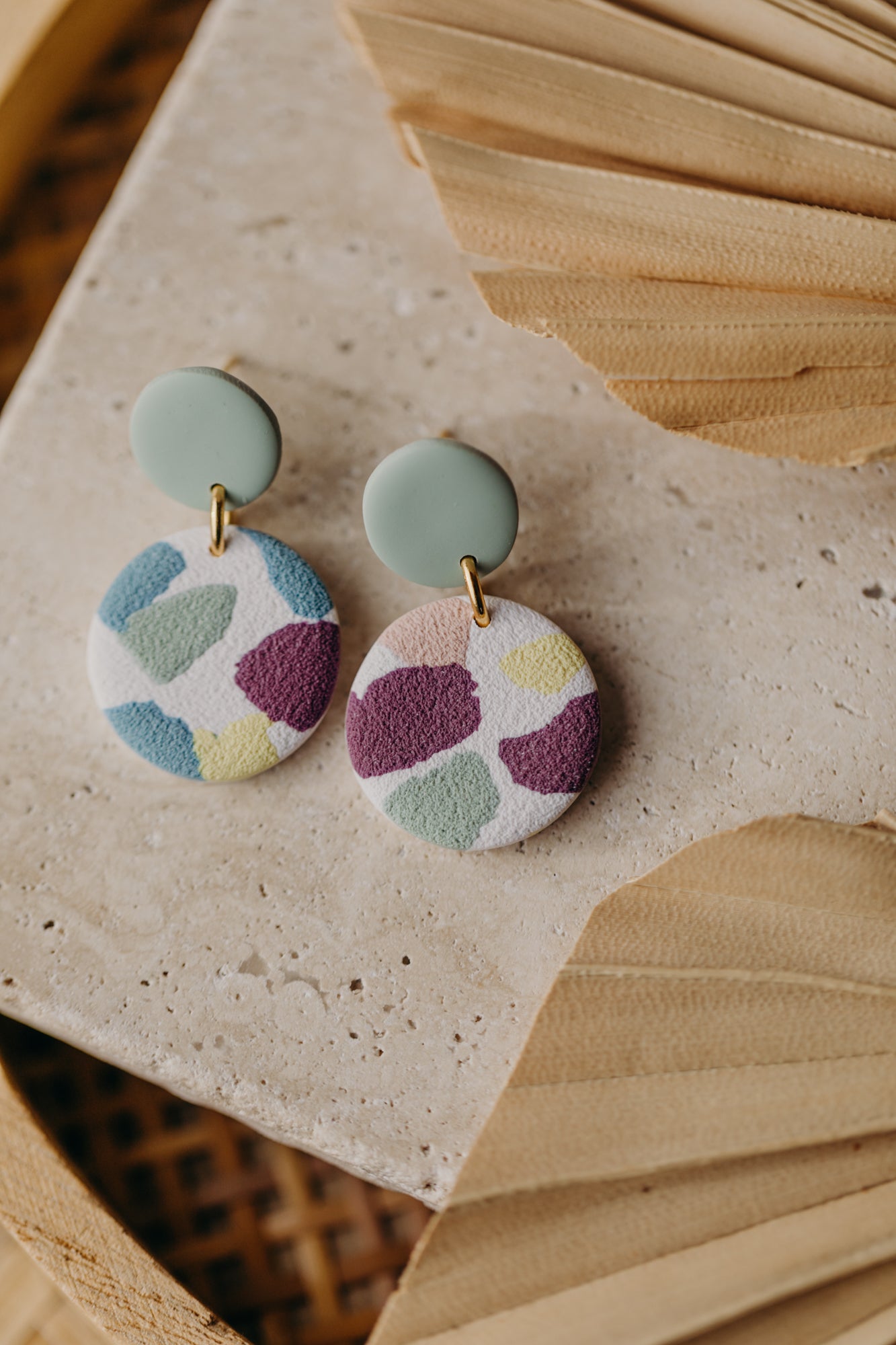 JORA - bunte runde Ohrringe aus Polymer Ton (Salbei)