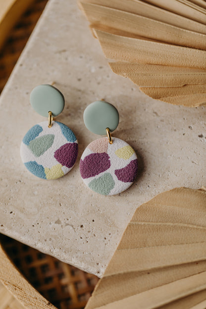 JORA - bunte runde Ohrringe aus Polymer Ton (Salbei)