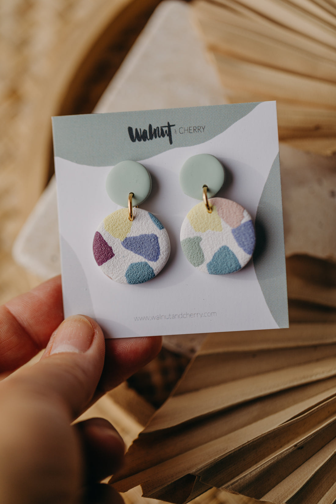 JORA - bunte runde Ohrringe aus Polymer Ton (Salbei)