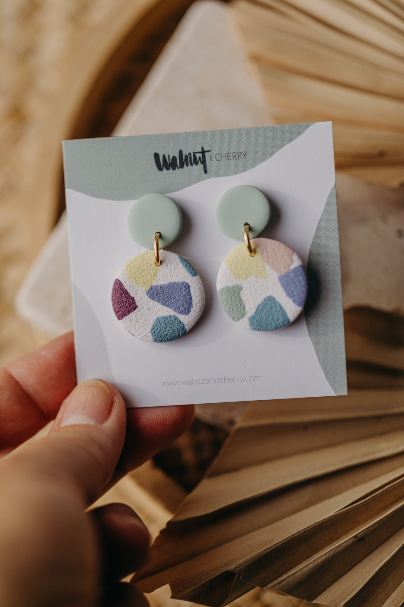 JORA - bunte runde Ohrringe aus Polymer Ton (Salbei)