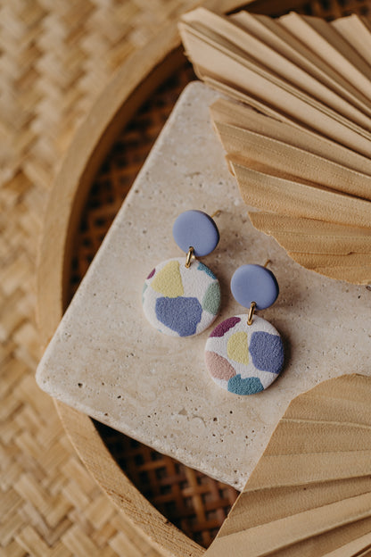 JORA - bunte runde Ohrringe aus Polymer Ton (Distelblau)