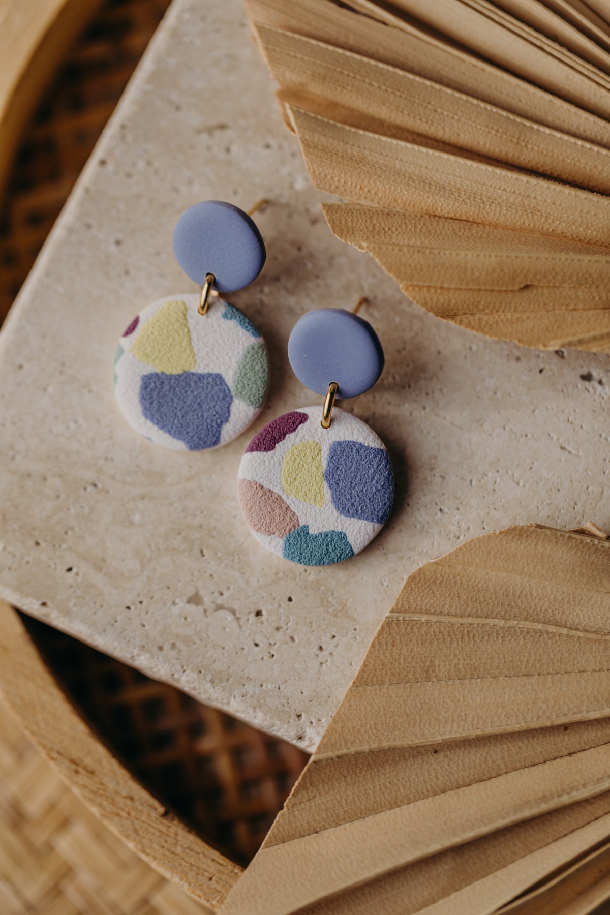 JORA - bunte runde Ohrringe aus Polymer Ton (Distelblau)