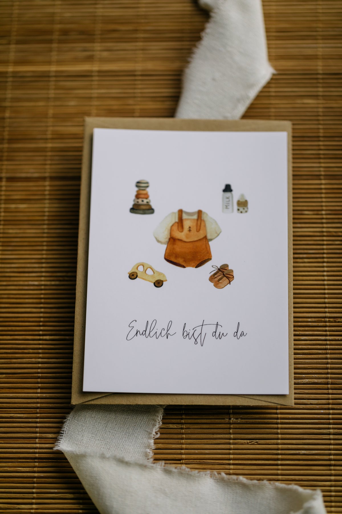 Postkarte Babymotive Junge mit dem Aufdruck "Endlich bist du da"