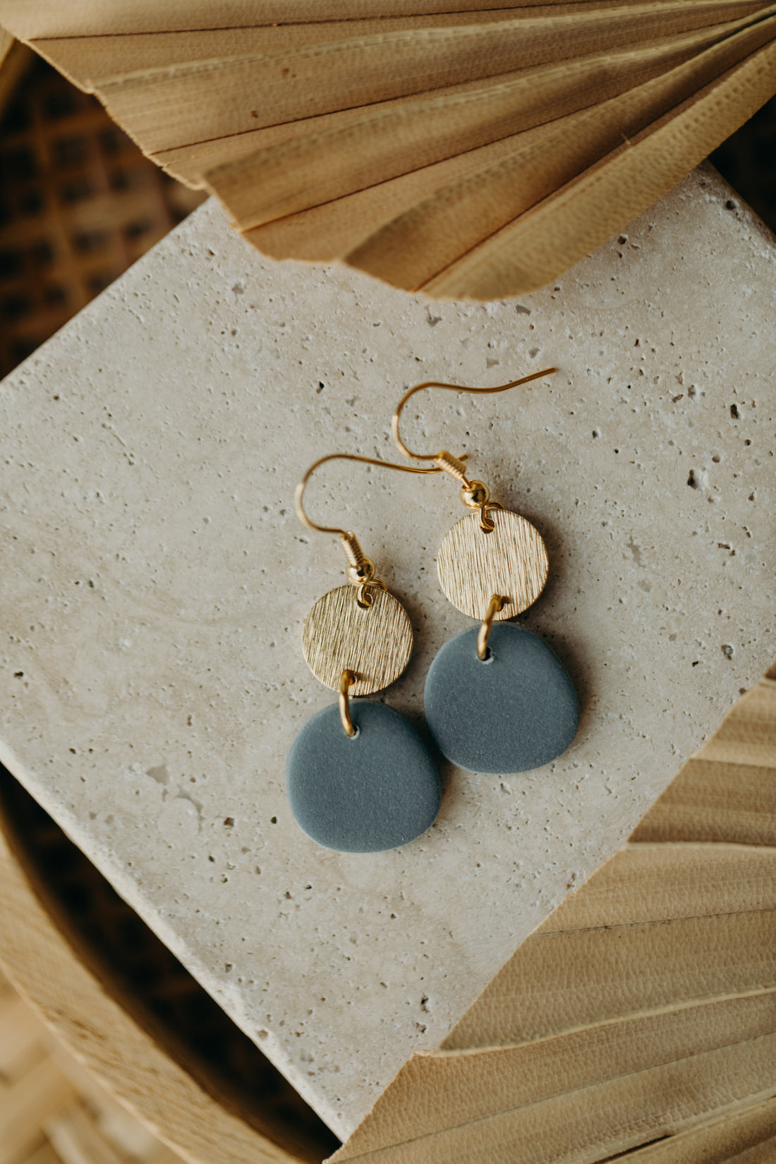 KEELA - ovale Polymer Ton Ohrring in Rauchblau