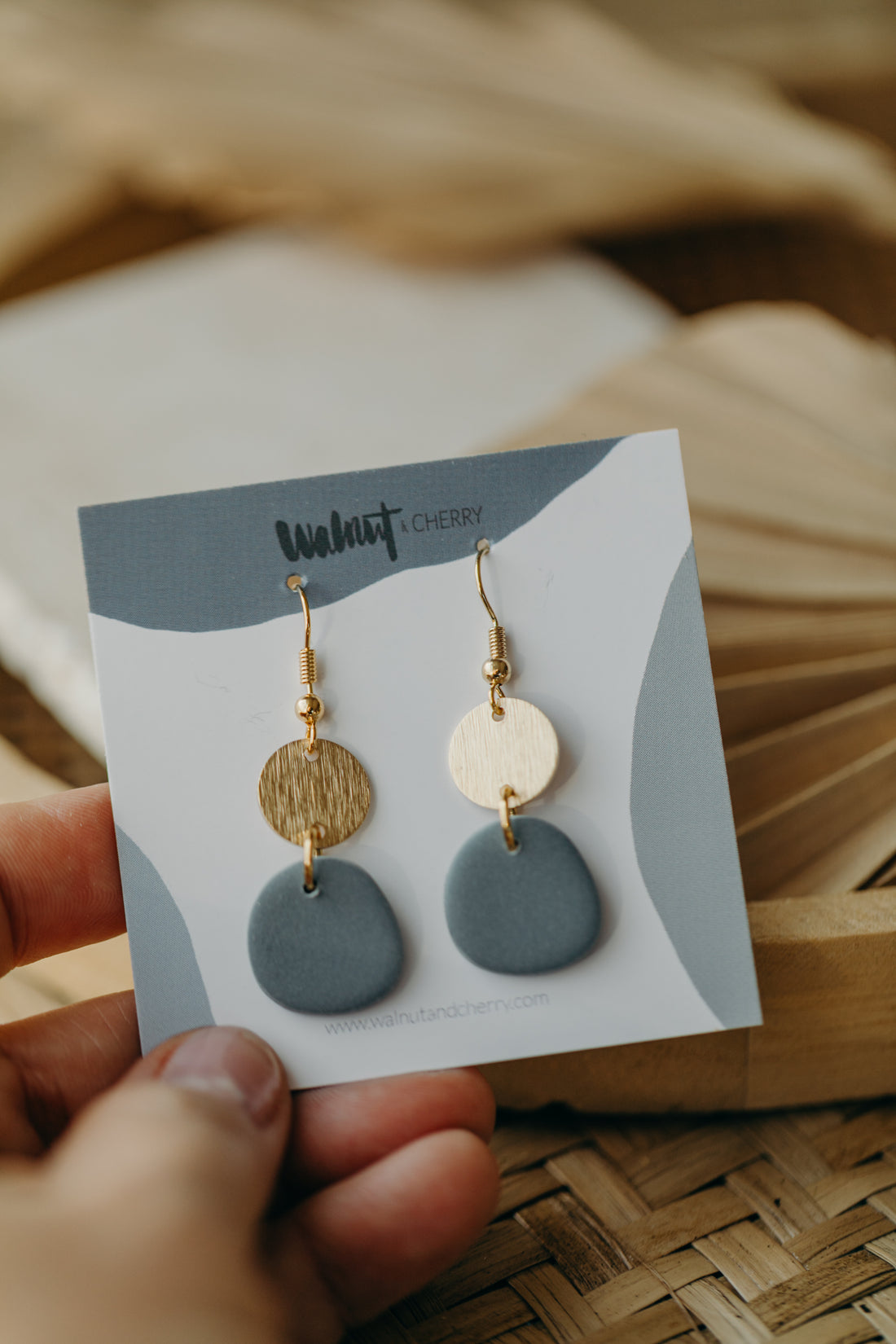 KEELA - ovale Polymer Ton Ohrring in Rauchblau