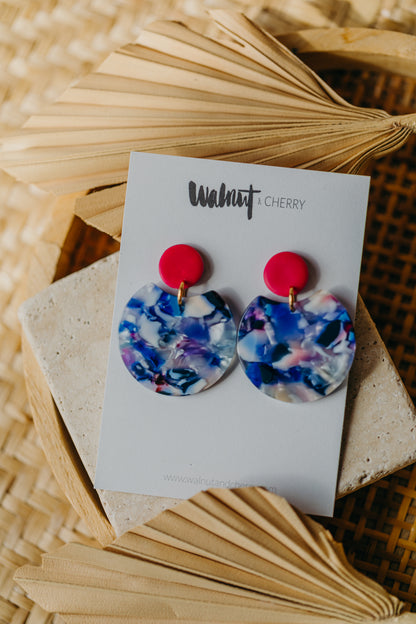 KENA – Statement Ohrringe in Himbeere &amp; blauem Muster