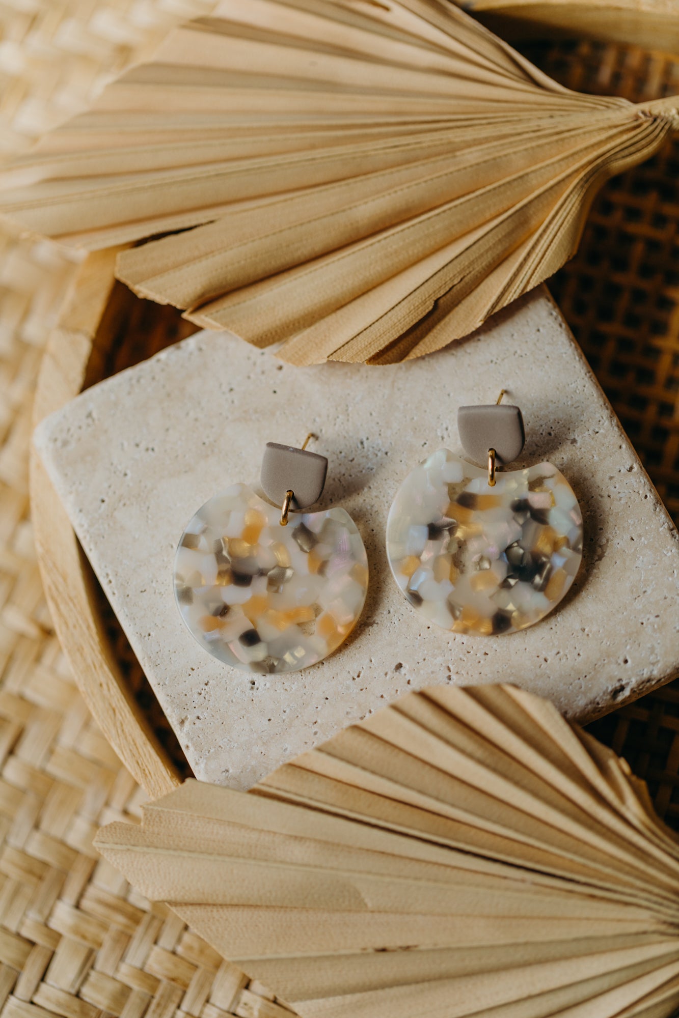KENA – Statement Ohrringe in Kieselstein &amp; weiß, rosa und grau