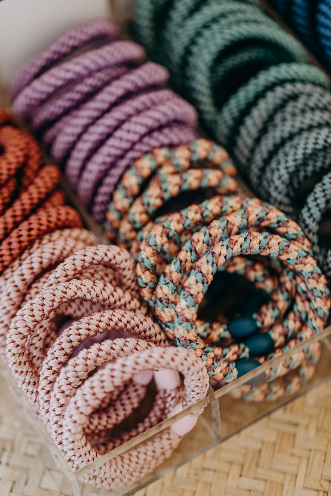 KKNEKKI Hair Tie Set 003: 4 hair ties in a set in pink and red tones