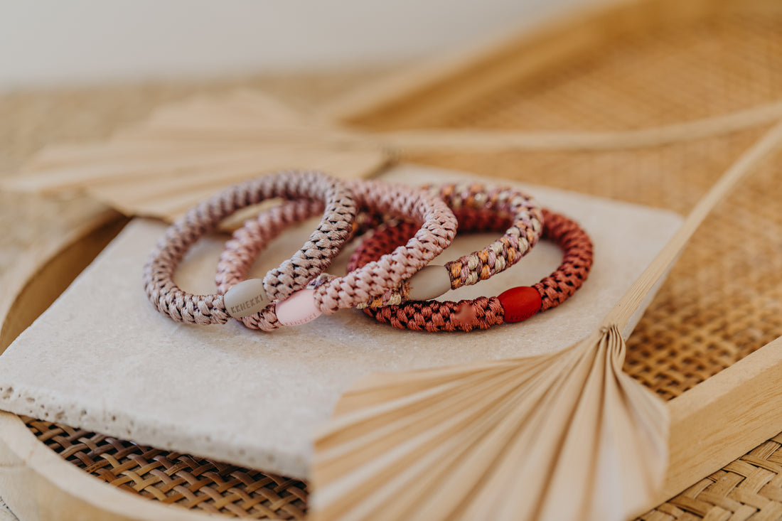 KKNEKKI Hair Tie Set 004: 4 hair ties in a set in pink and red glitter