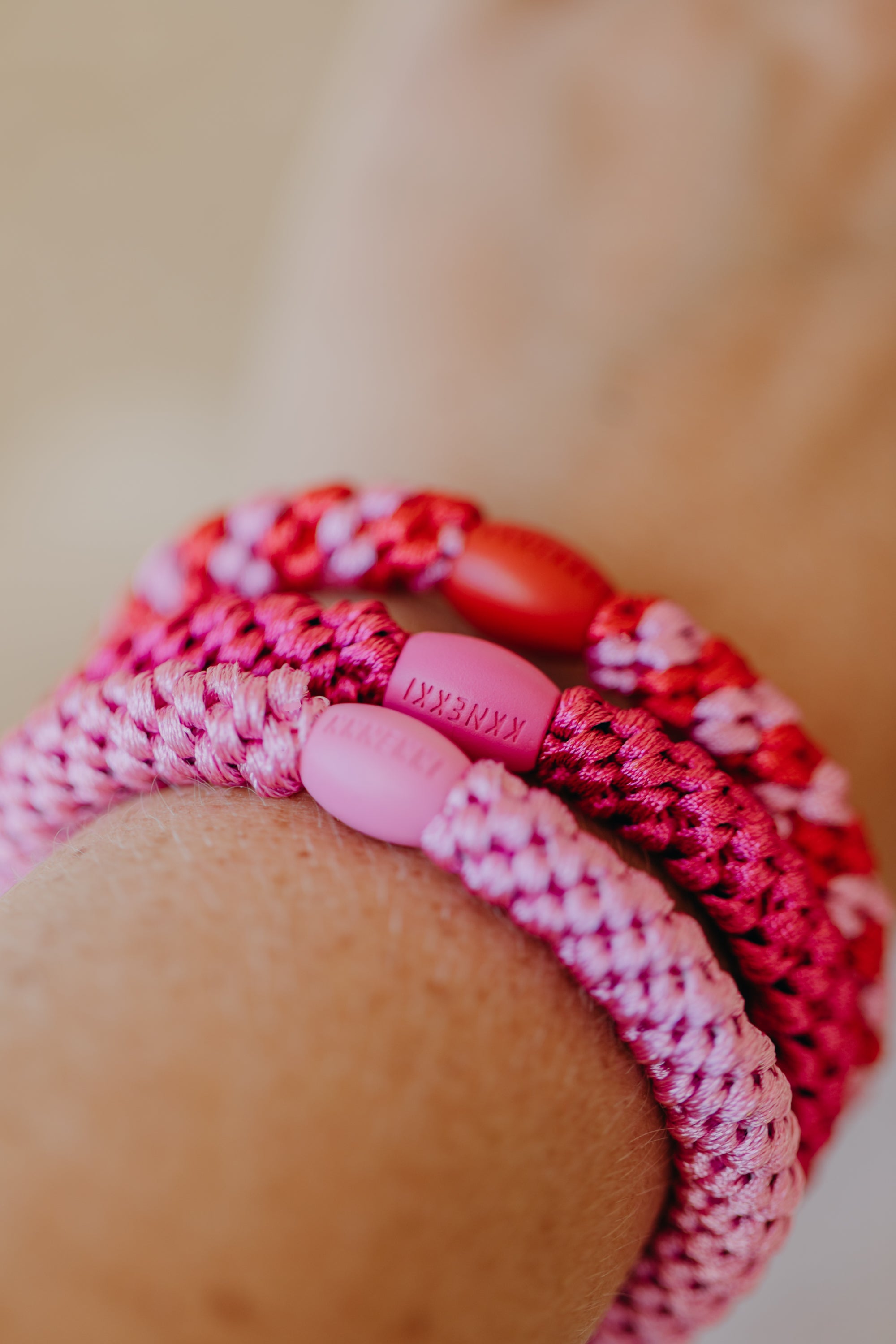 KKNEKKI hair tie set of 4 in shades of grey, green and black