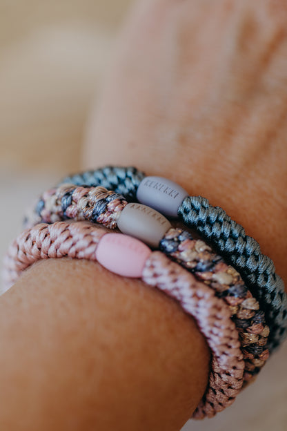 KKNEKKI hair tie set of 4 in shades of grey, green and black