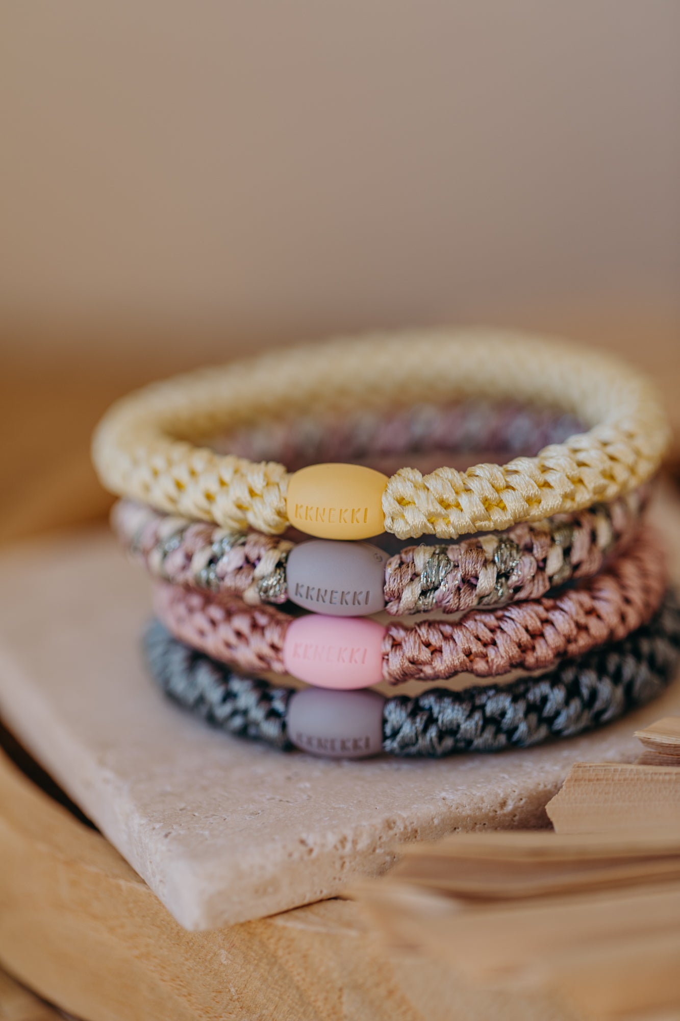 KKNEKKI Haargummi Set 054: 4 Haargummis im Set Light Yellow, Pink, Aqua und Mix Dusty Green Lightpink Glitter