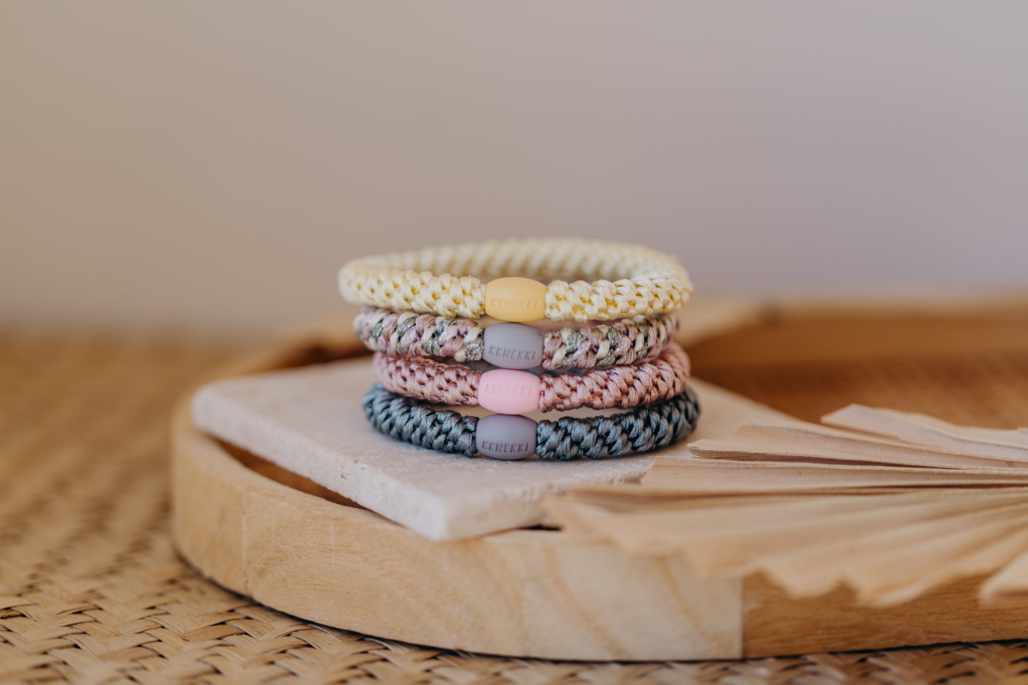 KKNEKKI Haargummi Set 054: 4 Haargummis im Set Light Yellow, Pink, Aqua und Mix Dusty Green Lightpink Glitter