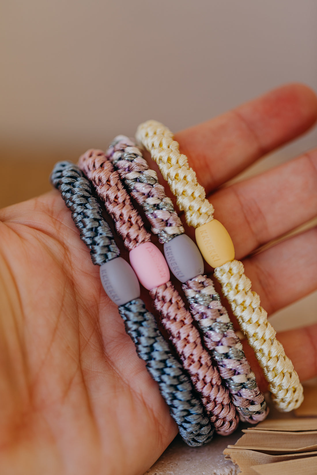 KKNEKKI Haargummi Set 054: 4 Haargummis im Set Light Yellow, Pink, Aqua und Mix Dusty Green Lightpink Glitter