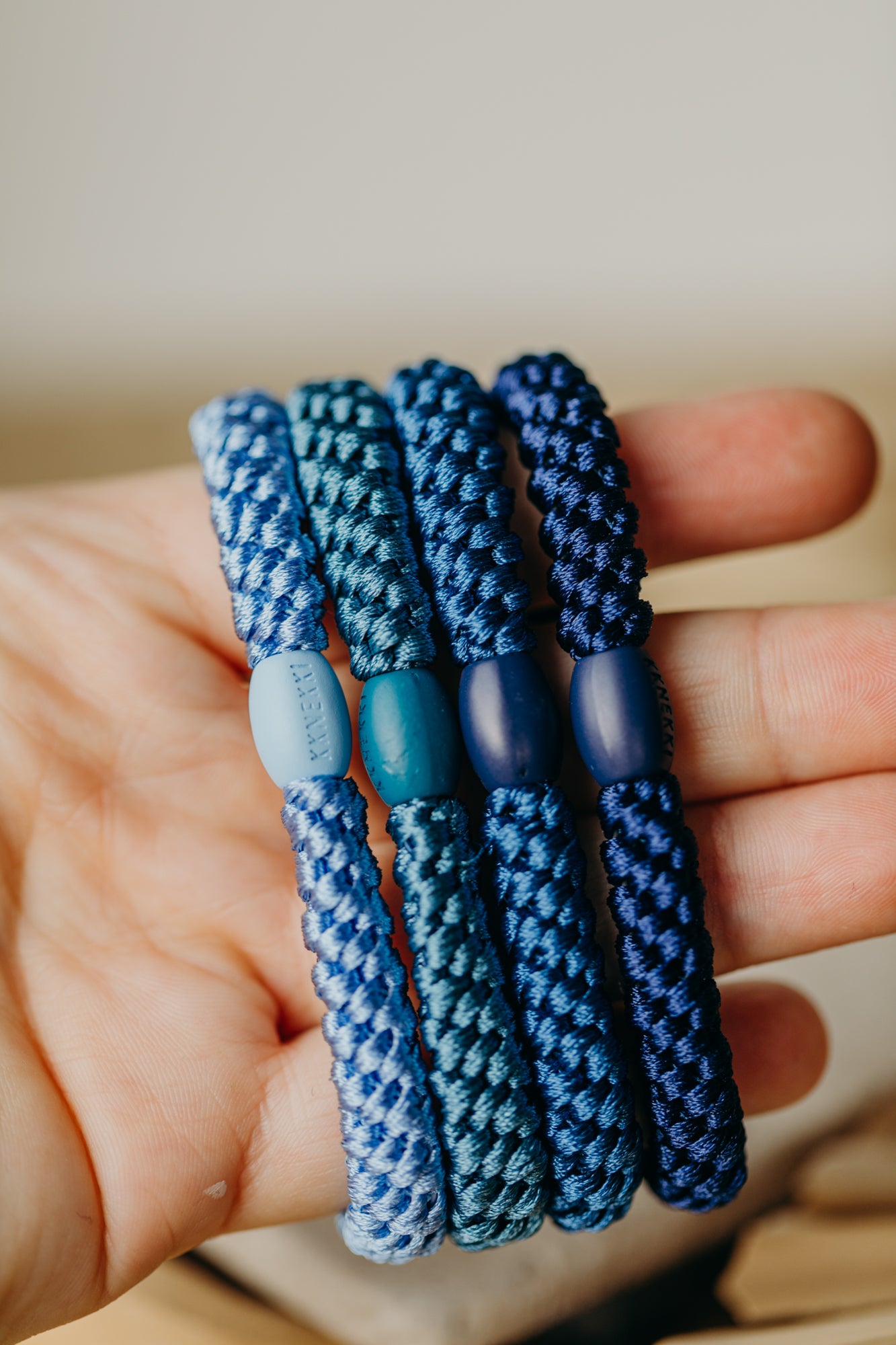 KKNEKKI Haargummi Set 045: 4 Haargummis im Set Sky Blue, Indigo, Dusty Blue und Navi