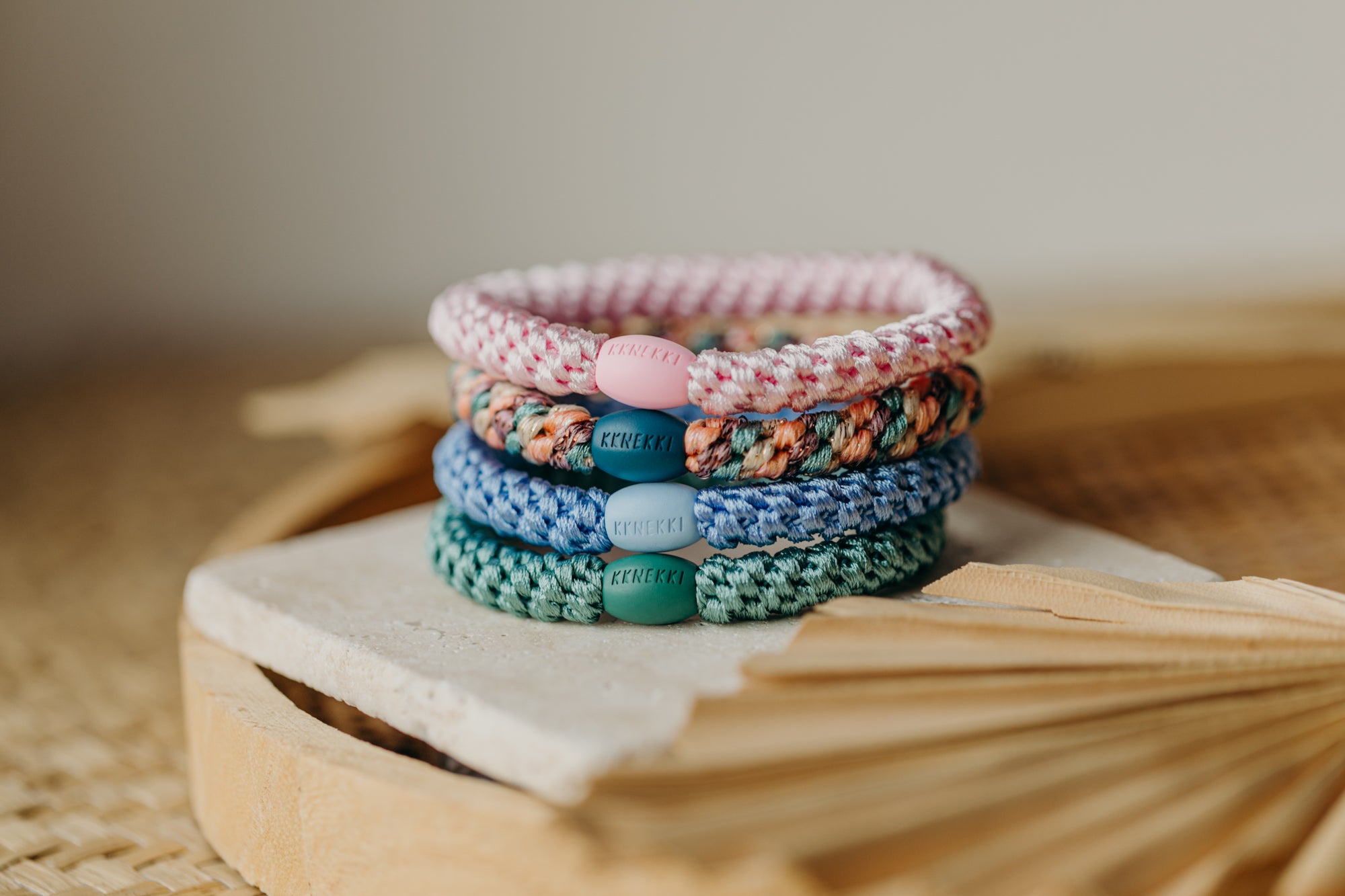 KKNEKKI Haargummi Set 047: 4 Haargummis im Set Sky Blue, Faded Green, Pink und Mix Plum Faded Green Glitter