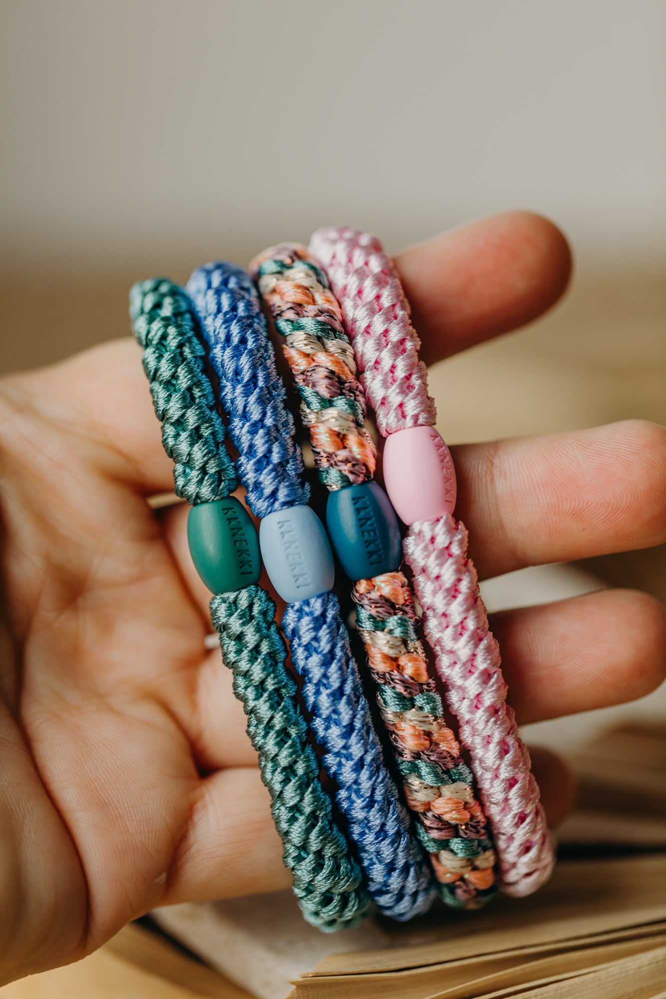 KKNEKKI Haargummi Set 047: 4 Haargummis im Set Sky Blue, Faded Green, Pink und Mix Plum Faded Green Glitter