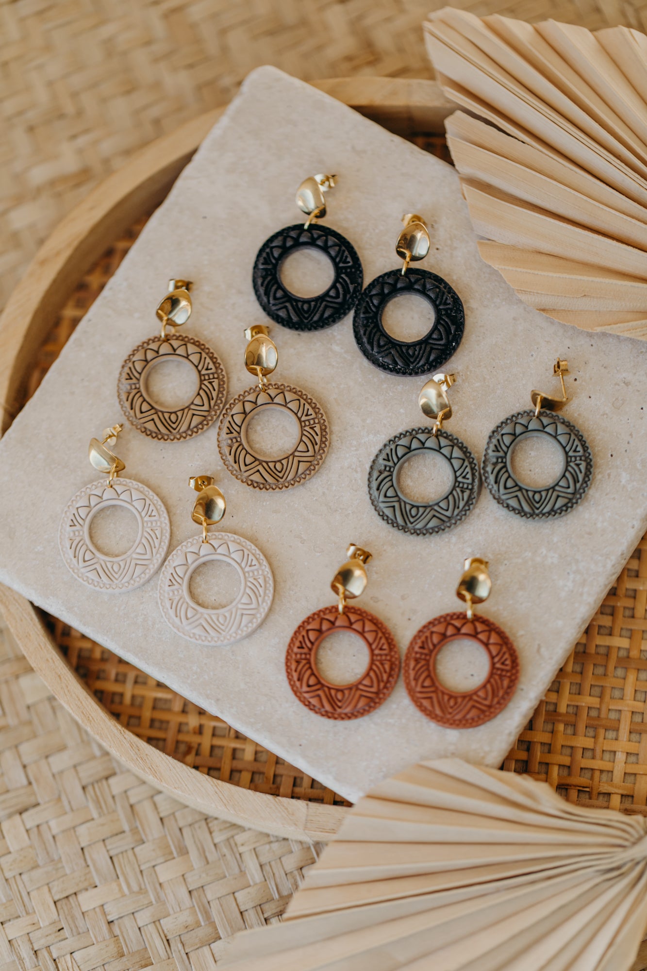 LEA - runde gemusterte vanille farbene Polymer Ton Ohrringe