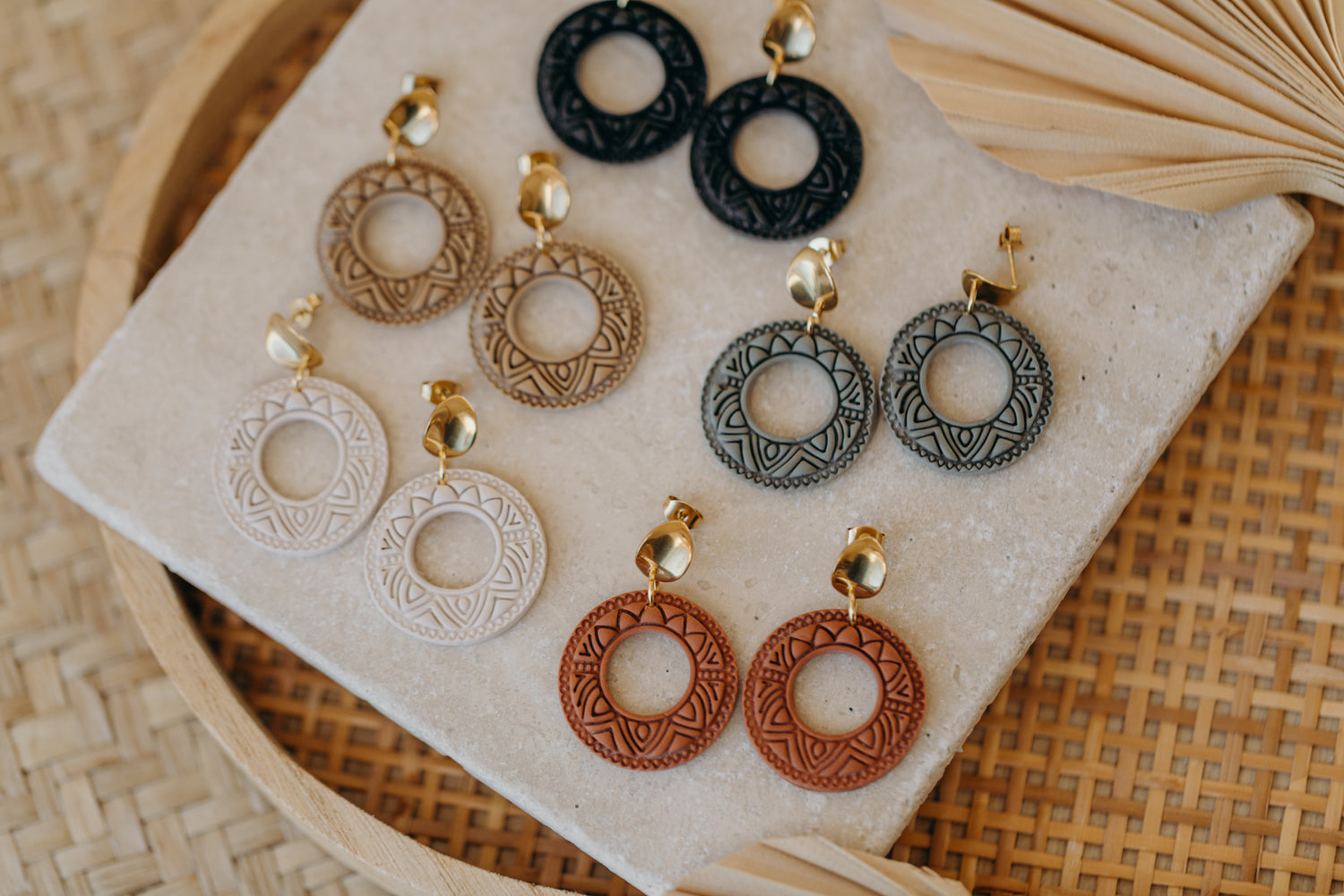 LEA - runde gemusterte grüne Polymer Ton Ohrringe