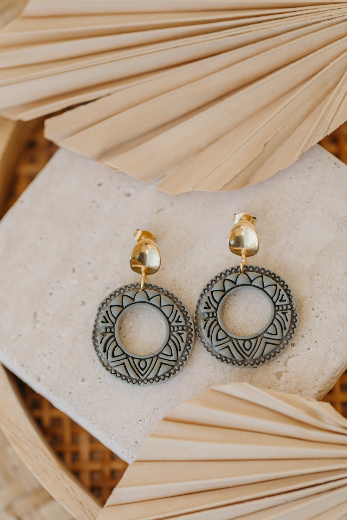 LEA - runde gemusterte grüne Polymer Ton Ohrringe