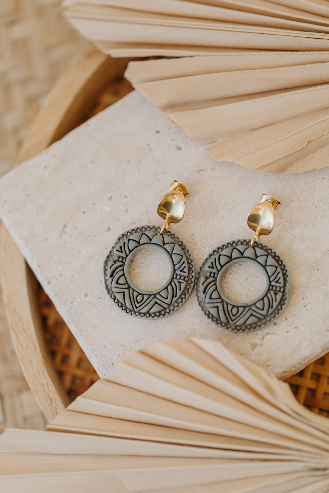 LEA - runde gemusterte grüne Polymer Ton Ohrringe