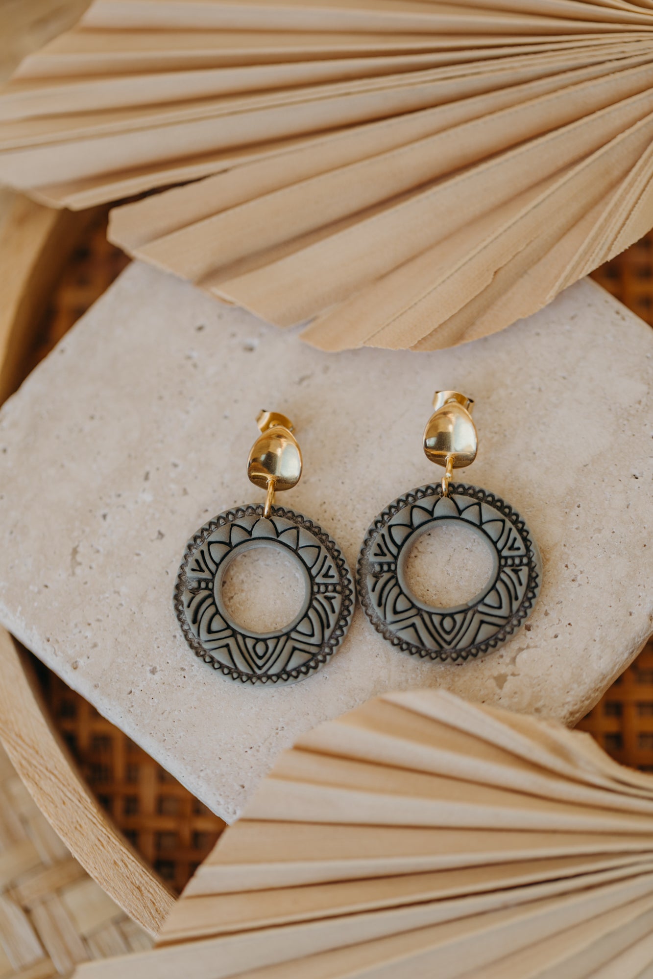 LEA - runde gemusterte grüne Polymer Ton Ohrringe