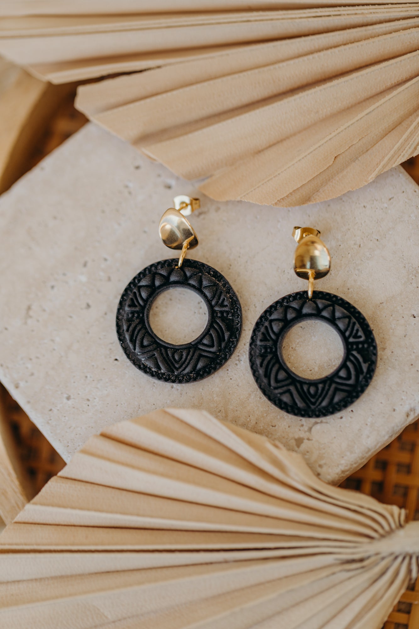 LEA - runde gemusterte schwarze Polymer Ton Ohrringe