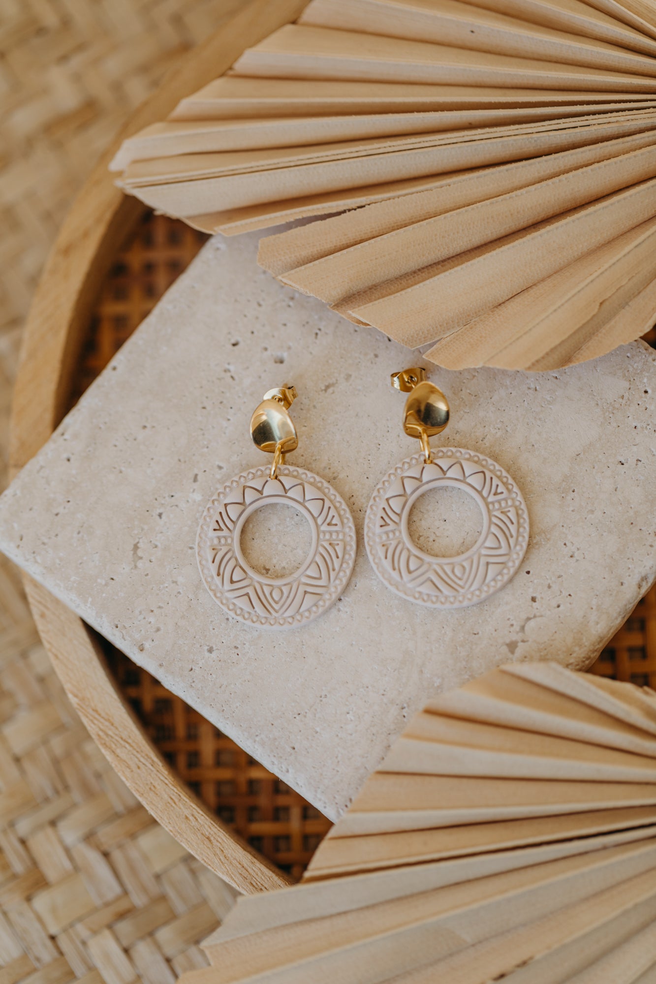 LEA - runde gemusterte vanille farbene Polymer Ton Ohrringe