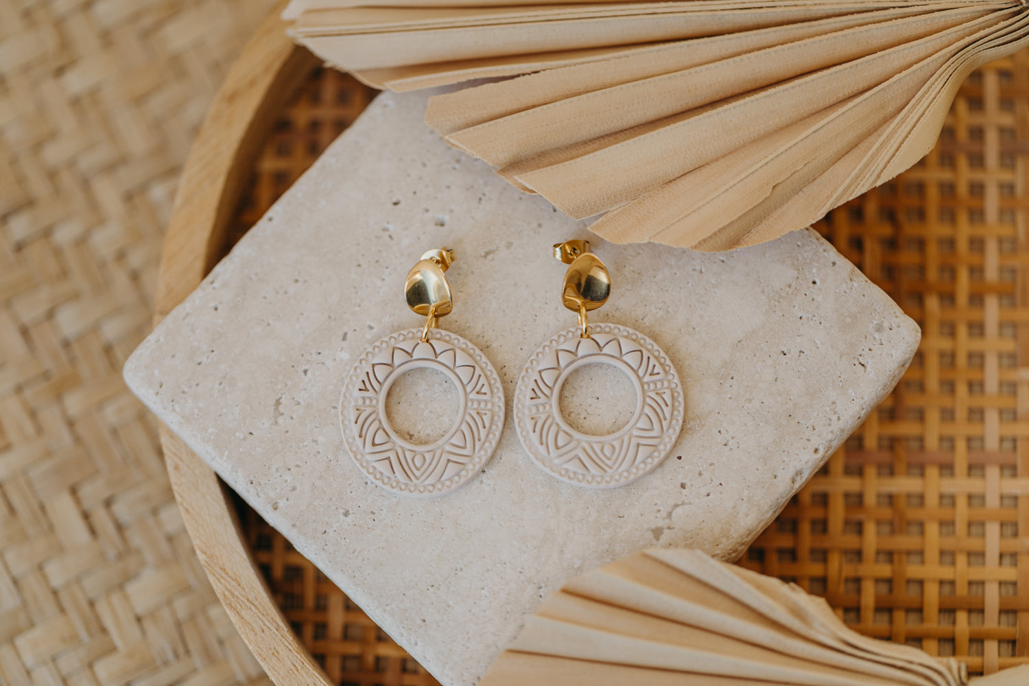 LEA - runde gemusterte vanille farbene Polymer Ton Ohrringe