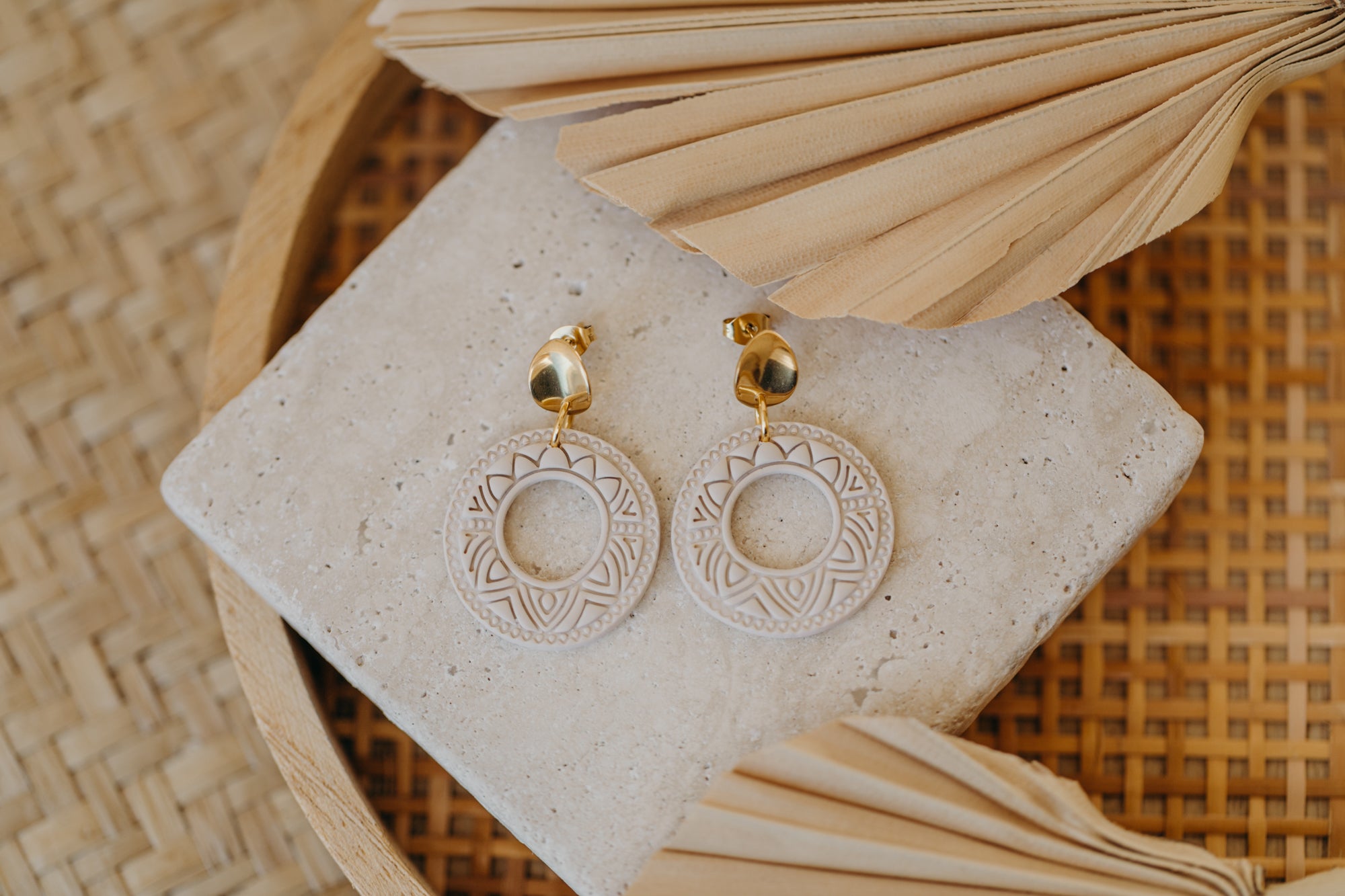 LEA - runde gemusterte vanille farbene Polymer Ton Ohrringe