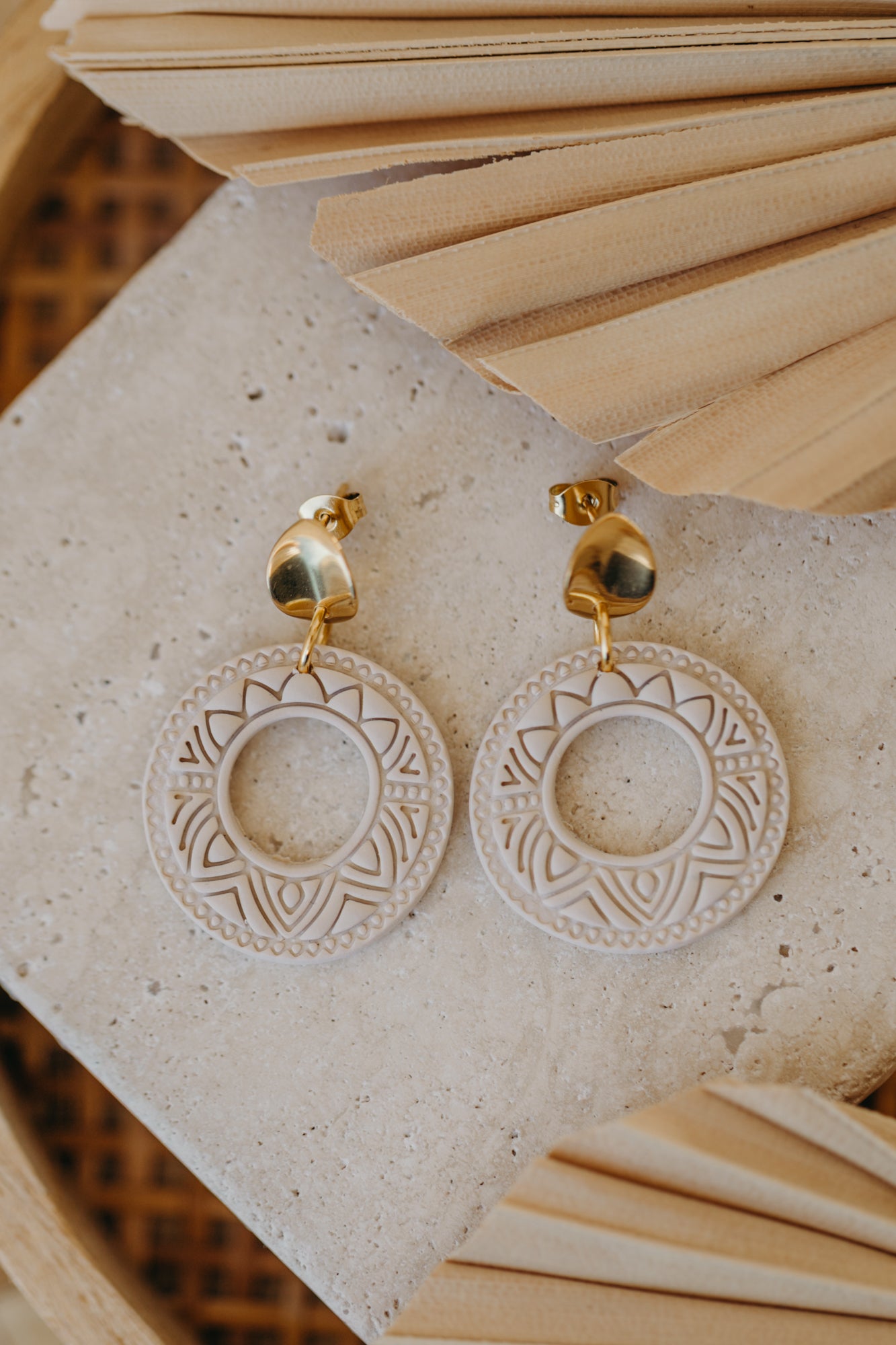 LEA - runde gemusterte vanille farbene Polymer Ton Ohrringe