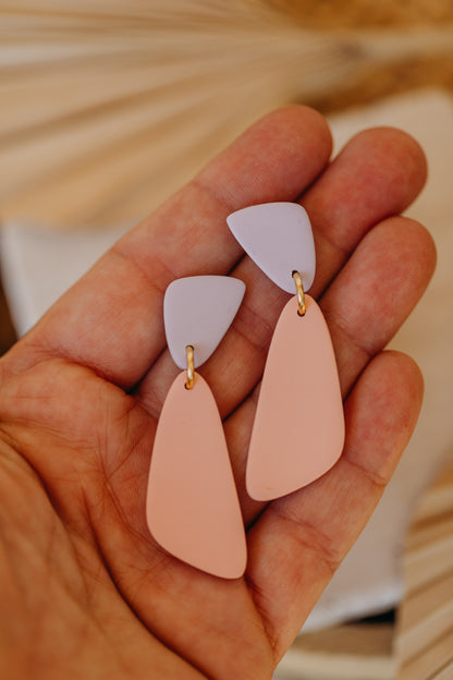 LEXA - längliche zweifarbige Ohrringe aus Polymer Ton in Pastell Lila und Peach