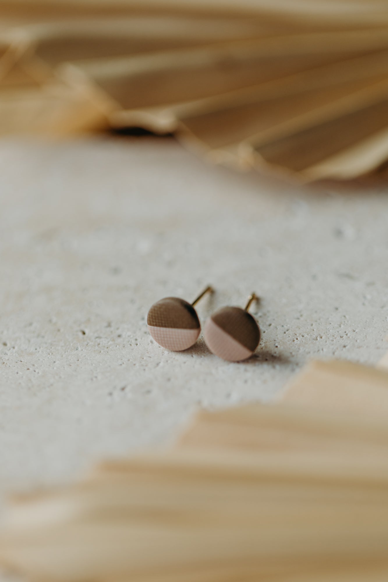 LINO - dove &amp; dunkles Khaki Ohrstecker aus Polymer Ton