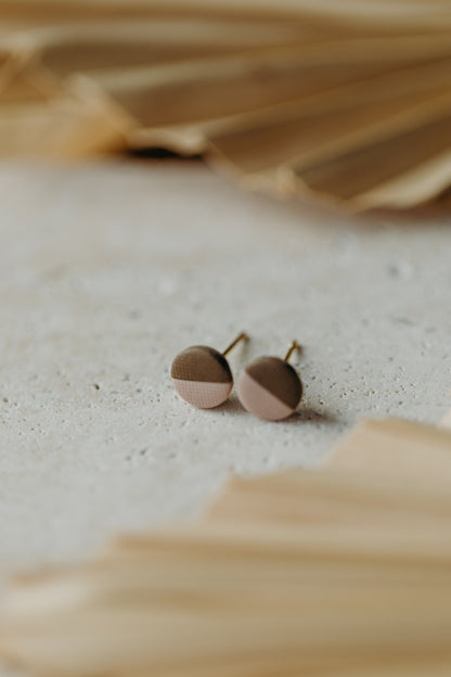 LINO - dove &amp; dunkles Khaki Ohrstecker aus Polymer Ton