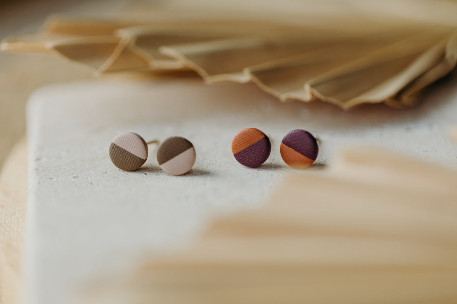 LINO - dove &amp; dunkles Khaki Ohrstecker aus Polymer Ton