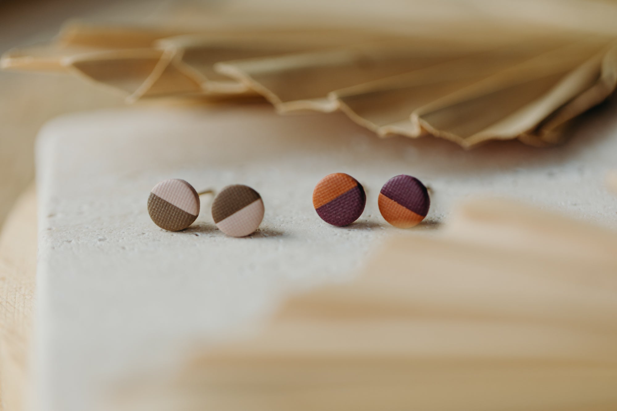 LINO - dove &amp; dunkles Khaki Ohrstecker aus Polymer Ton