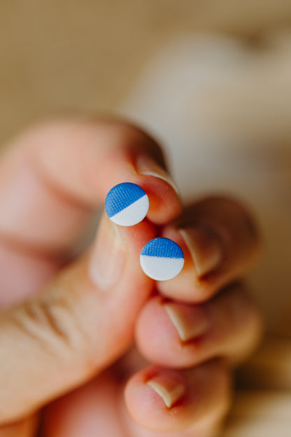 LINO - weiß-blaue Ohrstecker aus Polymer Ton